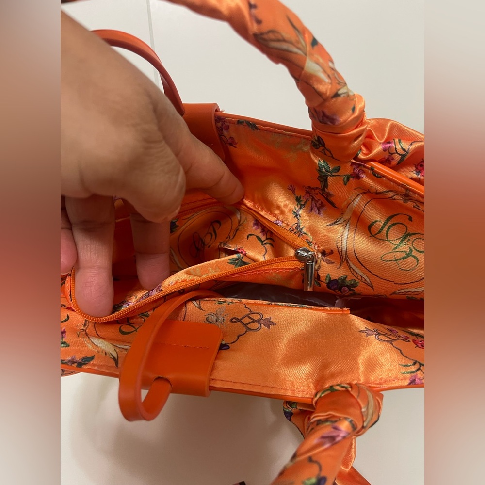🌟🌟🌼NWT Gilda Paris NWT Tan and Orange Tote with Signature Monogram - Picture 10 of 10